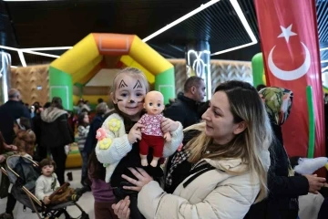 Denizli’de binlerce çocuk doyasıya eğleniyor
