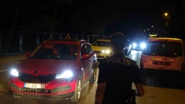 Denizli’de denetimden kaçmak isterken başka araca çarpan lüks otomobil, ekiplerce durduruldu
