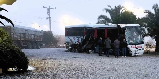 Denizli’de feci kaza... Yolcu otobüsü akaryakıt istasyonundan çıkan tıra çarptı: 1 ölü, 20 yaralı
