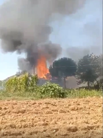 Denizli’de tek katlı ev küle döndü
