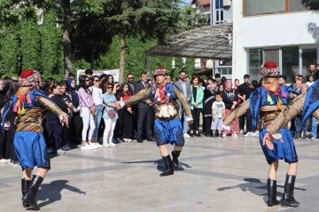 Denizli’nin halk oyunları şampiyonları coşkuyla karşıladı
