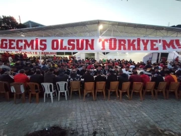 Deprem bölgesi Hatay'da taraftar grupları birlikte iftar yaptı