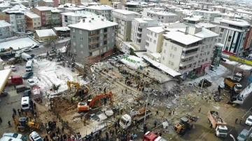 Deprem bölgesi Malatya’da enkaz çalışmaları havadan görüntülendi
