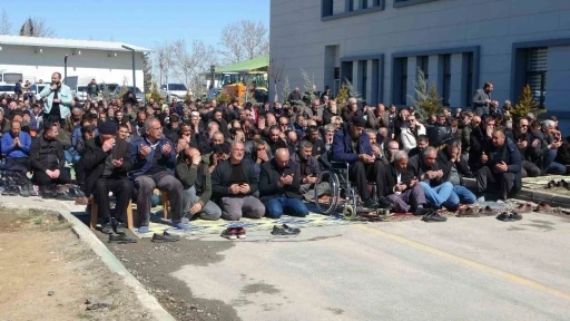 Deprem bölgesi Malatya’da Ramazan’ın ilk cuma namazı kılındı
