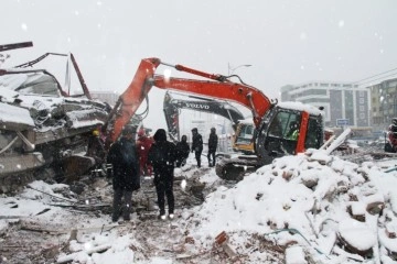 Deprem bölgesinde kar altında zamanla yarış