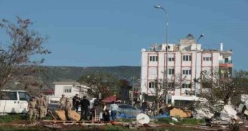 Deprem bölgesini fırtına vurdu, çatılar ve konteyner uçtu: 1 ölü, 4 yaralı