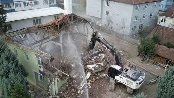 Deprem sonrası yıkıldı yenisi yapılıyor
