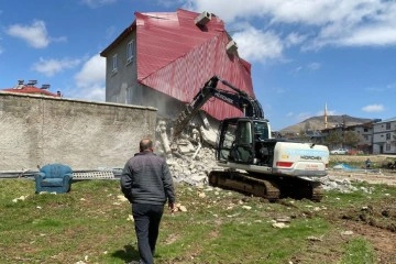 Depremde 1 kişinin öldüğü, 2 binanın yıkıldığı Tufanbeyli’de 79 bina hasarlı çıktı