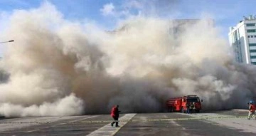 Depremde ağır hasar gören bina yıkılıyor, toz bulutu etrafı kapladı