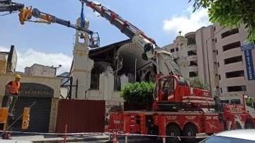 Depremde hasar alan Rum Ortodoks Kilisesi'nin risk oluşturan çan kuleleri kaldırıldı