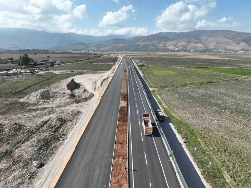 Depremde hasar gören havalimanı yolu yenilenerek hizmete açıldı
