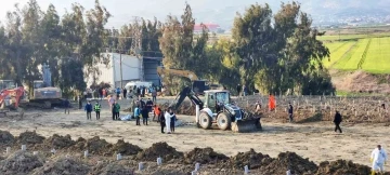 Depremde hayatını kaybedenler toplu mezarlıkta son yolculuğuna uğurlanıyor
