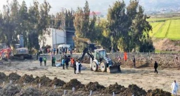 Depremde hayatını kaybedenler toplu mezarlıkta son yolculuğuna uğurlanıyor