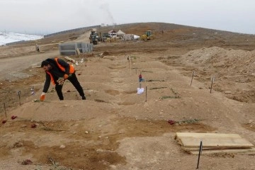 Depremde kayan iki dağın altında kalan 48 kişi hayatını kaybetti