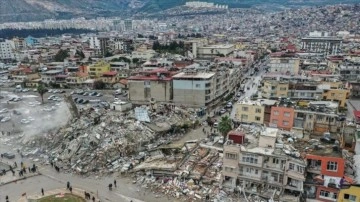 Depremde yıkılan apartmanın müteahhidi yan binayı, şantiye şefi müteahhidi suçladı