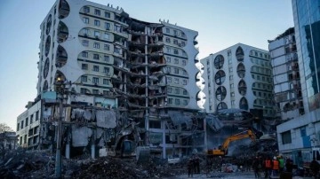 Depremde yıkılan sitenin müteahhidi hayatını kaybetti