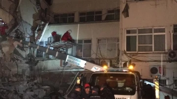 Depremde zarar gören hastanede mahsur kalan hemşire ve hastalar kurtarıldı
