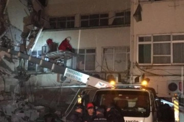 Depremde zarar gören hastanede mahsur kalan hemşire ve hastalar kurtarıldı