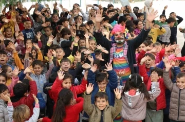 Depremden etkilenen çocukların yüzü gülüyor
