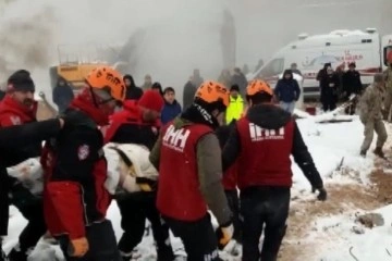 Depremden onlarca saat sonra enkazdan sağ çıkarıldı