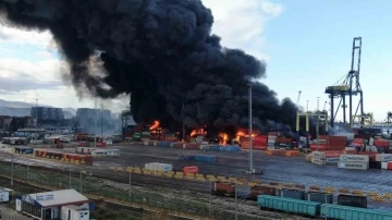 Depremden sonra limanda çıkan yangın devam ediyor
