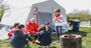 Depremin ilk gününden beri sahada olan müdür, 2 ilin koordinatörü oldu