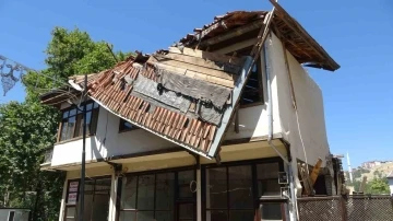 Depremin vurduğu “lezzet caddesi sessizliğe gömüldü”
