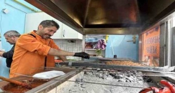 Depremin yıktığı Hatay’dan Eskişehir’e gelen kebapçı siparişlere yetişemiyor