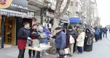 Depremlerde hayatını kaybedenler için 10 bin kişilik helva dağıtıldı