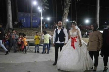 Depremzede çift, yollarının kesiştiği çadır kentte yapılan düğünle hayatlarını birleştirdi
