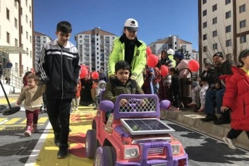 Depremzede çocuklar polislerle doyasıya eğlendi