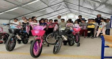 Depremzede çocuklara bisiklet sürprizi
