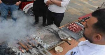 Depremzede esnaf kepenklerini açtı