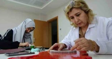 Depremzede kadınlar, el sanatlarıyla depremin izlerini silmeye çalışıyor