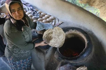 Depremzede kadınların Afrika sıcağında, tandır başında zorlu mesaisi
