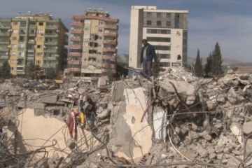 Depremzede o anları anlattı: Ailece aşağı indiler, 5 dakika sonra bina çöktü