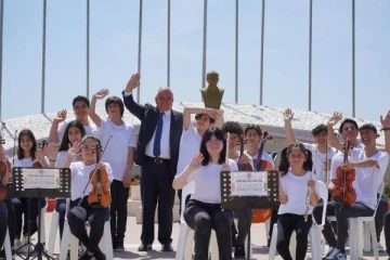 Depremzede öğrenciler, 23 Nisan için 'Bir Başkadır Benim Memleketim' şarkısını seslendirdi