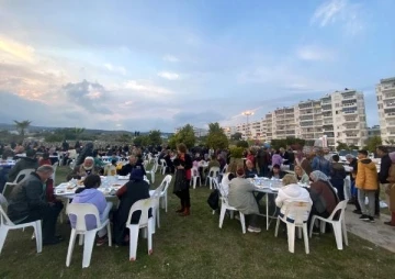 Depremzede vatandaşlar Kızkalesi’nde iftar sofrasında buluştu