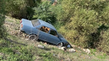 Dereye uçan otomobilden burnu bile kanamadan çıktı
