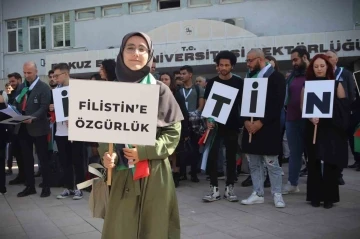 DEÜ’lü 40 ülkeden öğrenci, İsrail katliamlarını protesto etti
