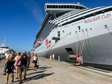 Dev yolcu gemisi 2 bin 300 yolcuyla Bodrum’a geldi
