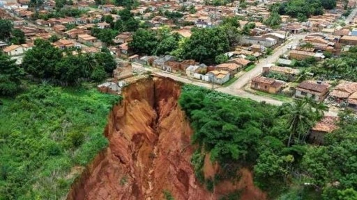 Devasa çöküntüler oluştu: Olağanüstü hal ilan edildi!