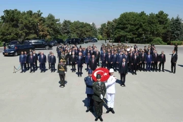 Devlet erkanı 30 Ağustos nedeniyle Anıtkabir’i ziyaret etti
