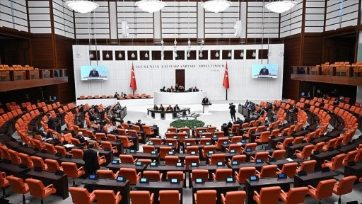 Devlet memurlarına ilişkin düzenlemeleri de içeren kanun teklifi, TBMM Genel Kurulunda kabul edildi