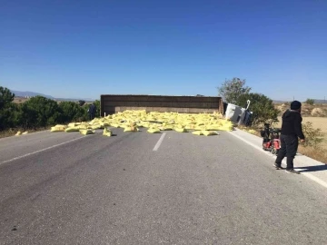 Devrilen gübre yüklü tır yolu trafiğe kapattı
