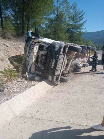 Devrilen hafriyat kamyonunun sürücüsü yaralandı
