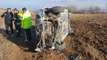 Devrilen otomobilden burnu bile kanamadan çıktı
