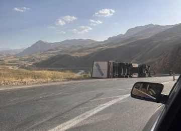 Devrilen tırdan sürücüsü yara almadan kurtuldu
