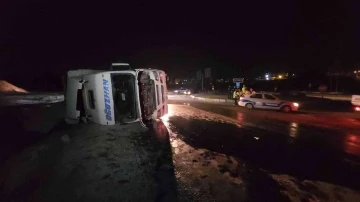 Devrilen tırın tavan camından çıktı, dakikalarca gözyaşlarına boğuldu
