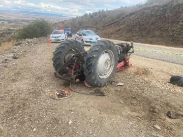 Devrilen traktörün altında kalan sürücü hayatını kaybetti
